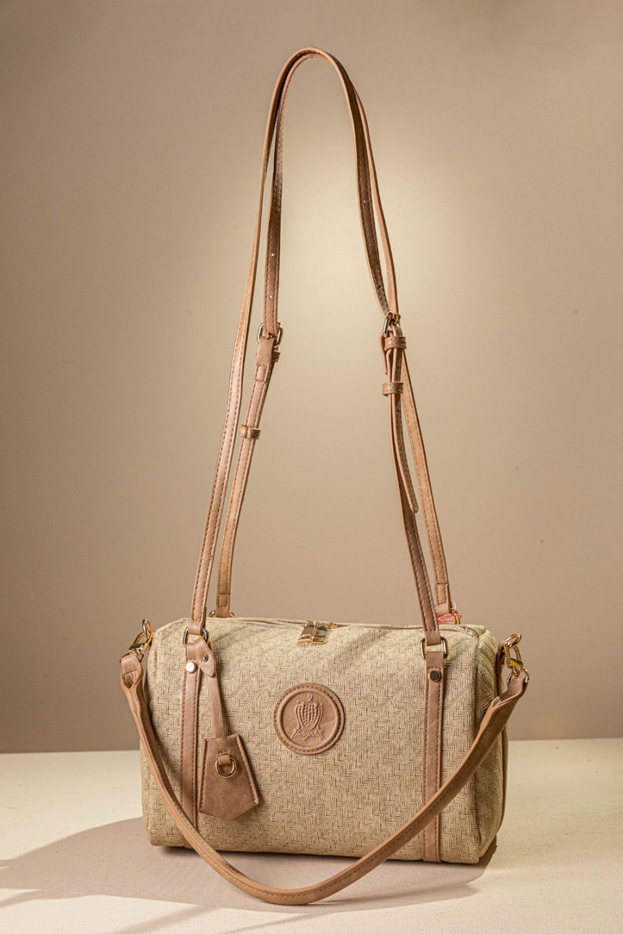 τσάντα ώμου με υφή ψάθας